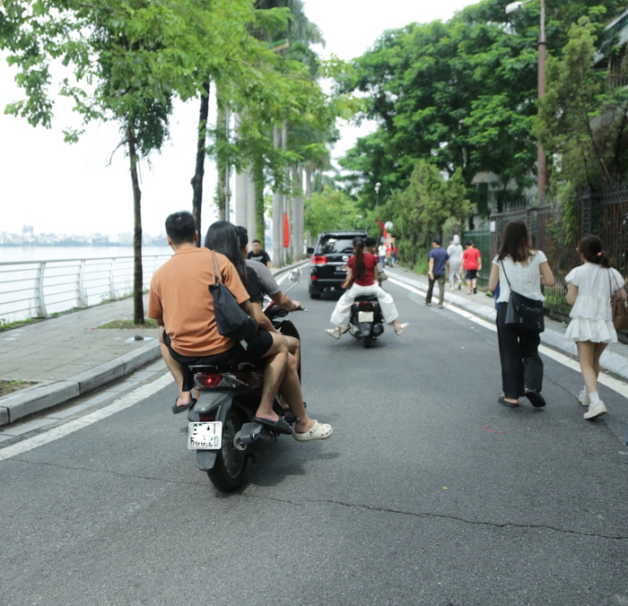 Dịch vụ xe ôm chở người đi xem diễu binh hoạt động nhộn nhịp, không tuân thủ luật giao thông- Ảnh 2. Dịch vụ xe ôm chở người đi xem diễu binh hoạt động nhộn nhịp, không tuân thủ luật giao thông- Ảnh 2.