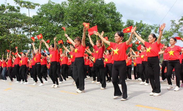 Phụ nữ xã Thượng Bằng La đồng diễn dân vũ chào mừng Quốc khánh 2/9- Ảnh 1. Phụ nữ xã Thượng Bằng La đồng diễn dân vũ chào mừng Quốc khánh 2/9- Ảnh 1.