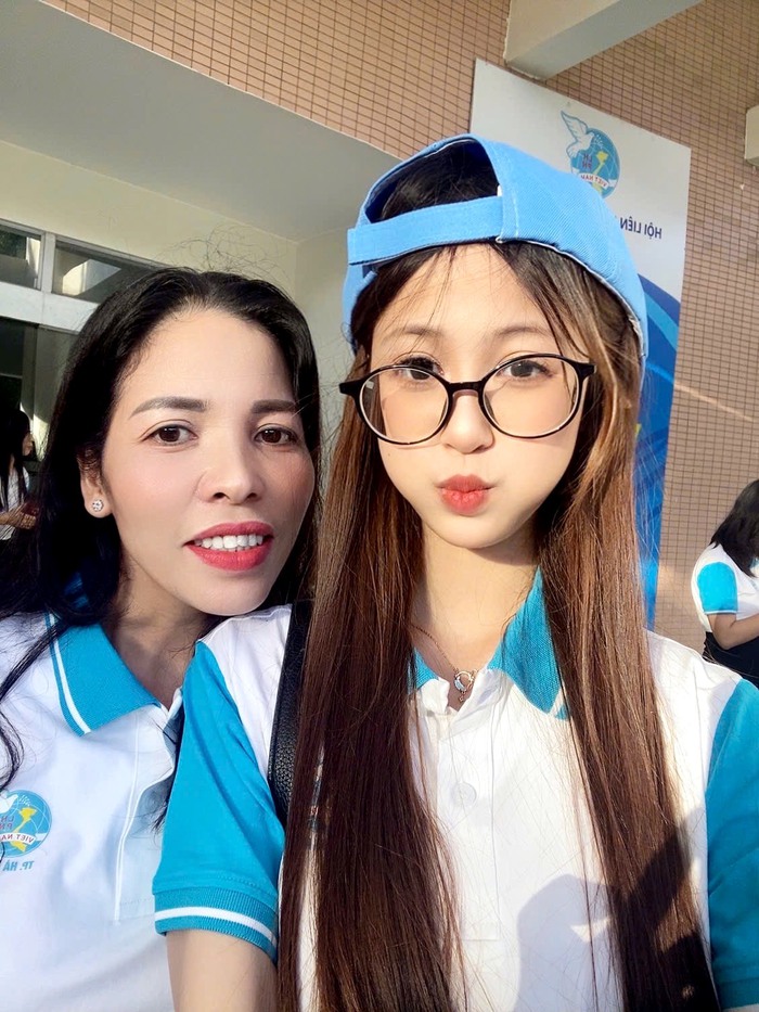 Mẹ cùng con gái tham gia diễu hành trong Khối Phụ nữ Việt Nam ngày 2/9- Ảnh 1. Mẹ cùng con gái tham gia diễu hành trong Khối Phụ nữ Việt Nam ngày 2/9- Ảnh 1.