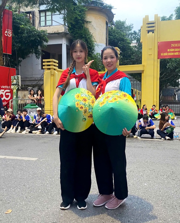 Mẹ cùng con gái tham gia diễu hành trong Khối Phụ nữ Việt Nam ngày 2/9- Ảnh 2. Mẹ cùng con gái tham gia diễu hành trong Khối Phụ nữ Việt Nam ngày 2/9- Ảnh 2.