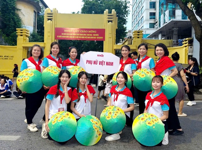 Mẹ cùng con gái tham gia diễu hành trong Khối Phụ nữ Việt Nam ngày 2/9- Ảnh 4. Mẹ cùng con gái tham gia diễu hành trong Khối Phụ nữ Việt Nam ngày 2/9- Ảnh 4.