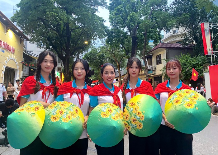 Mẹ cùng con gái tham gia diễu hành trong Khối Phụ nữ Việt Nam ngày 2/9- Ảnh 3. Mẹ cùng con gái tham gia diễu hành trong Khối Phụ nữ Việt Nam ngày 2/9- Ảnh 3.
