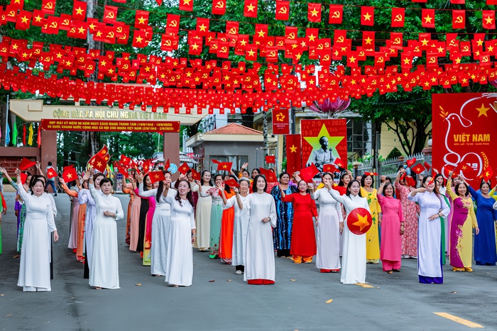 100 hội viên phụ nữ Thủ Dầu Một, TPHCM tham gia chụp hình dưới đường cờ Tổ quốc- Ảnh 1. 100 hội viên phụ nữ Thủ Dầu Một, TPHCM tham gia chụp hình dưới đường cờ Tổ quốc- Ảnh 1.