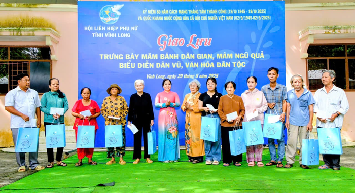 Hộ LHPN Vĩnh Long dâng hương, dâng hoa tưởng nhớ Chủ tịch Hồ Chí Minh- Ảnh 2.
Hộ LHPN Vĩnh Long dâng hương, dâng hoa tưởng nhớ Chủ tịch Hồ Chí Minh- Ảnh 2.