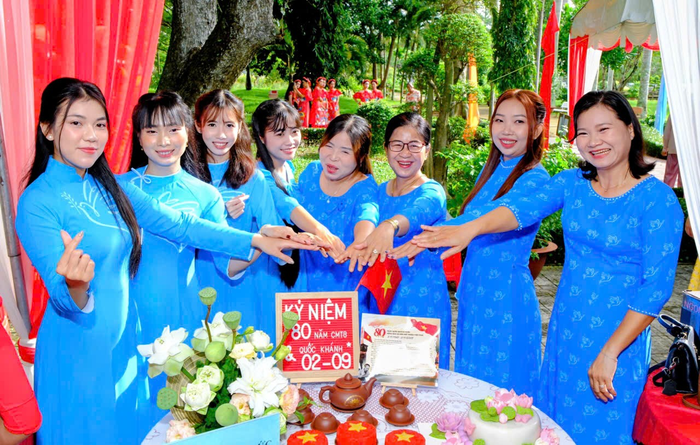 Hộ LHPN Vĩnh Long dâng hương, dâng hoa tưởng nhớ Chủ tịch Hồ Chí Minh- Ảnh 1.
Hộ LHPN Vĩnh Long dâng hương, dâng hoa tưởng nhớ Chủ tịch Hồ Chí Minh- Ảnh 1.