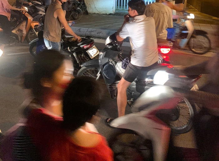 Dịch vụ xe ôm chở người đi xem diễu binh hoạt động nhộn nhịp, không tuân thủ luật giao thông- Ảnh 4. Dịch vụ xe ôm chở người đi xem diễu binh hoạt động nhộn nhịp, không tuân thủ luật giao thông- Ảnh 4.