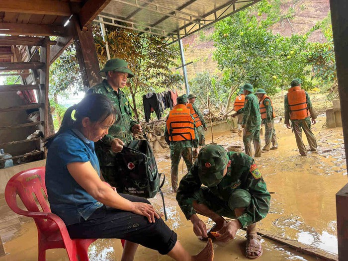 Bộ đội biên phòng Sơn La gùi gạo, lương thực đến người dân vùng lũ - Ảnh 3. Bộ đội biên phòng Sơn La gùi gạo, lương thực đến người dân vùng lũ - Ảnh 3.