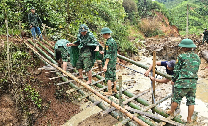 Bộ đội biên phòng Sơn La gùi gạo, lương thực đến người dân vùng lũ - Ảnh 2. Bộ đội biên phòng Sơn La gùi gạo, lương thực đến người dân vùng lũ - Ảnh 2.