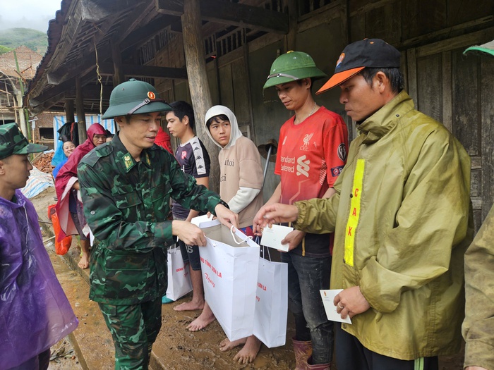 Bộ đội biên phòng Sơn La gùi gạo, lương thực đến người dân vùng lũ - Ảnh 4. Bộ đội biên phòng Sơn La gùi gạo, lương thực đến người dân vùng lũ - Ảnh 4.