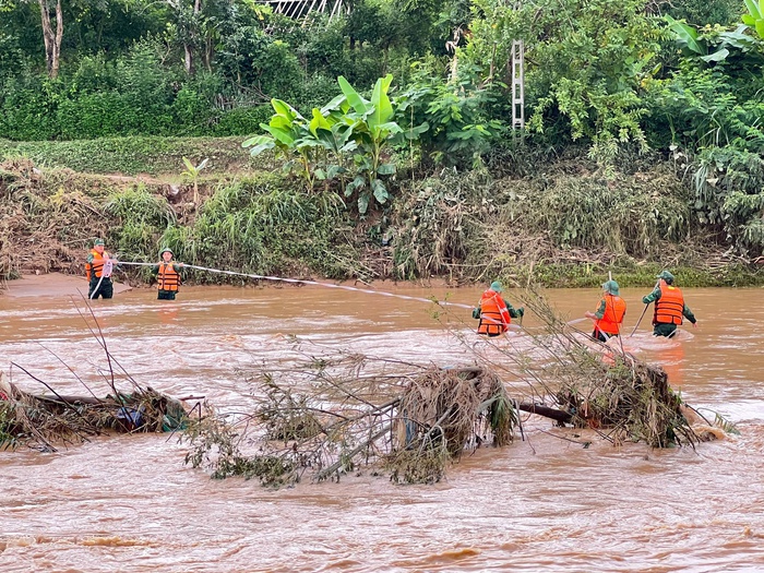 Bộ đội biên phòng Sơn La gùi gạo, lương thực đến người dân vùng lũ - Ảnh 5. Bộ đội biên phòng Sơn La gùi gạo, lương thực đến người dân vùng lũ - Ảnh 5.