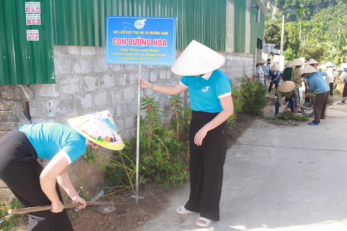 Con đường hoa lan tỏa tinh thần thi đua chào mừng Đại hội Đảng bộ xã Mường Ham- Ảnh 1. Con đường hoa lan tỏa tinh thần thi đua chào mừng Đại hội Đảng bộ xã Mường Ham- Ảnh 1.