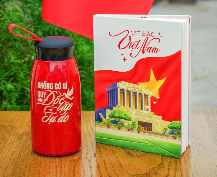 Thị trường đồ dùng, thời trang sáng tạo in hình Quốc kỳ sôi động trước thềm lễ Quốc khánh- Ảnh 6. Thị trường đồ dùng, thời trang sáng tạo in hình Quốc kỳ sôi động trước thềm lễ Quốc khánh- Ảnh 6.