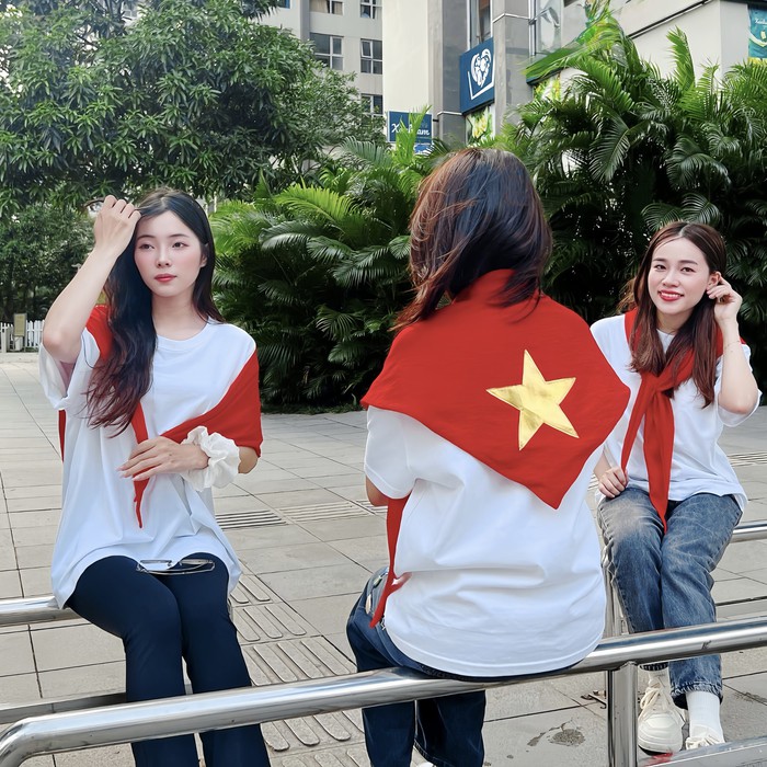 Thị trường đồ dùng, thời trang sáng tạo in hình Quốc kỳ sôi động trước thềm lễ Quốc khánh- Ảnh 1. Thị trường đồ dùng, thời trang sáng tạo in hình Quốc kỳ sôi động trước thềm lễ Quốc khánh- Ảnh 1.