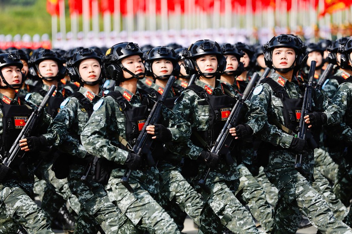 Nữ chiến sĩ và những bước chân kiêu hãnh trong đội hình hợp luyện diễu binh- Ảnh 4. Nữ chiến sĩ và những bước chân kiêu hãnh trong đội hình hợp luyện diễu binh- Ảnh 4.