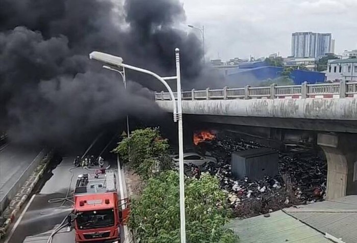 Cháy lớn tại chân cầu Vĩnh Tuy khiến người dân hoảng sợ- Ảnh 4. Cháy lớn tại chân cầu Vĩnh Tuy khiến người dân hoảng sợ- Ảnh 4.