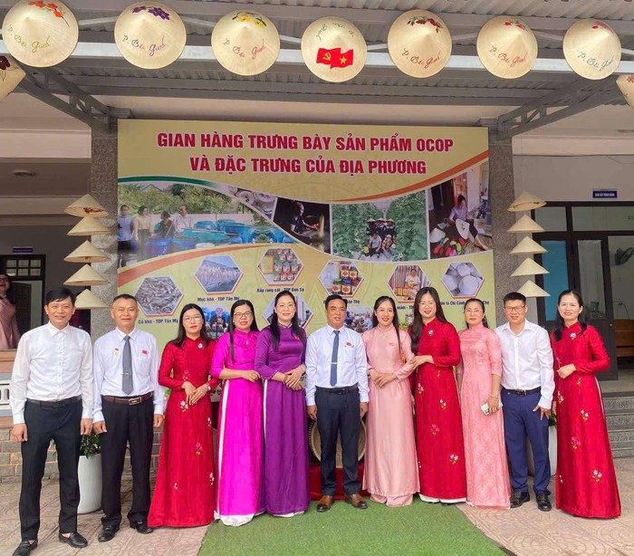 Mẹ chồng - nàng dâu ở Quảng Trị cùng gìn giữ nghề thêu nón - Ảnh 3.