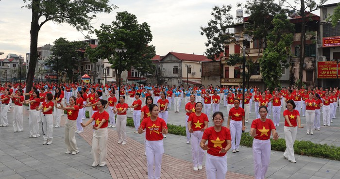 Hà Nội: 80.000 phụ nữ đồng diễn dân vũ chào mừng 80 năm Quốc Khánh- Ảnh 2. Hà Nội: 80.000 phụ nữ đồng diễn dân vũ chào mừng 80 năm Quốc Khánh- Ảnh 2.