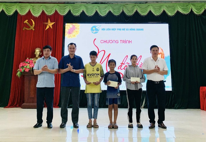 Hưng Yên: Hội LHPN xã Hồng Quang trao kinh phí đỡ đầu 64 trẻ em mồ côi trước thềm năm học mới- Ảnh 1. Hưng Yên: Hội LHPN xã Hồng Quang trao kinh phí đỡ đầu 64 trẻ em mồ côi trước thềm năm học mới- Ảnh 1.