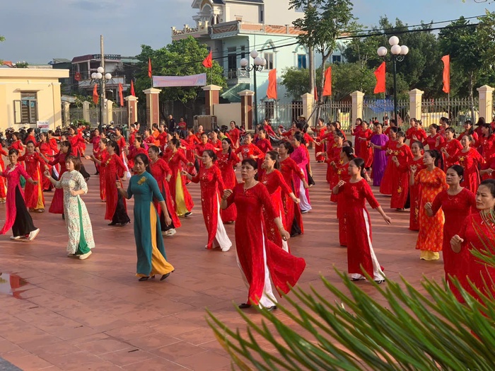 Hưng Yên: Trên 5.000 cán bộ, hội viên phụ nữ đồng diễn dân vũ chào mừng 80 năm Quốc khánh- Ảnh 2. Hưng Yên: Trên 5.000 cán bộ, hội viên phụ nữ đồng diễn dân vũ chào mừng 80 năm Quốc khánh- Ảnh 2.