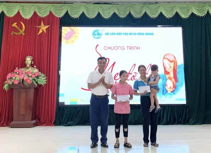 Hưng Yên: Hội LHPN xã Hồng Quang trao kinh phí đỡ đầu 64 trẻ em mồ côi trước thềm năm học mới- Ảnh 3. Hưng Yên: Hội LHPN xã Hồng Quang trao kinh phí đỡ đầu 64 trẻ em mồ côi trước thềm năm học mới- Ảnh 3.