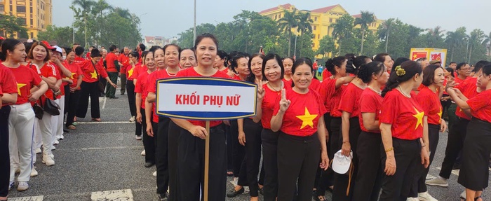 Hơn 10.000 cán bộ, hội viên phụ nữ Hưng Yên dự Lễ chào cờ "Tôi yêu Tổ quốc, quê hương tôi"- Ảnh 2. Hơn 10.000 cán bộ, hội viên phụ nữ Hưng Yên dự Lễ chào cờ "Tôi yêu Tổ quốc, quê hương tôi"- Ảnh 2.