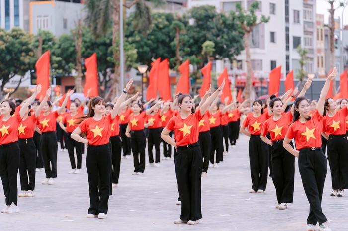 Hà Nội: 80.000 phụ nữ đồng diễn dân vũ chào mừng 80 năm Quốc Khánh- Ảnh 3. Hà Nội: 80.000 phụ nữ đồng diễn dân vũ chào mừng 80 năm Quốc Khánh- Ảnh 3.