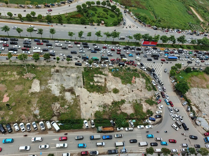 Người dân đổ về Trung tâm triển lãm Quốc gia gây ùn tắc giao thông trên đường Trường Sa- Ảnh 3.