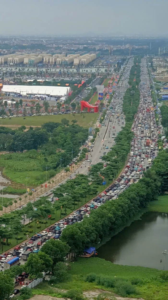 Người dân đổ về Trung tâm triển lãm Quốc gia gây ùn tắc giao thông trên đường Trường Sa- Ảnh 4.