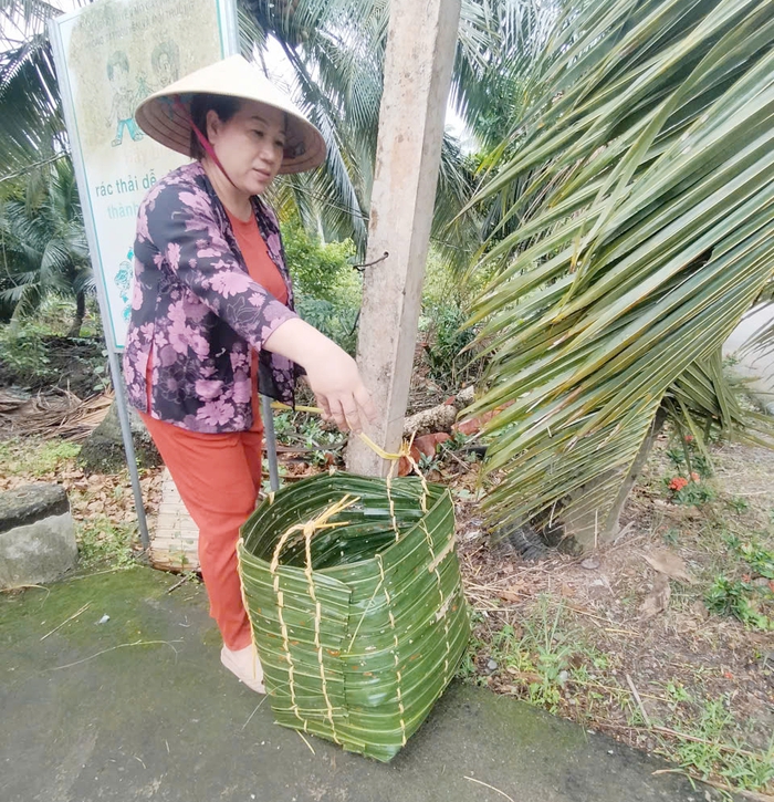 Độc đáo mô hình giỏ rác từ lá dừa nước - Ảnh 1. Độc đáo mô hình giỏ rác từ lá dừa nước - Ảnh 1.