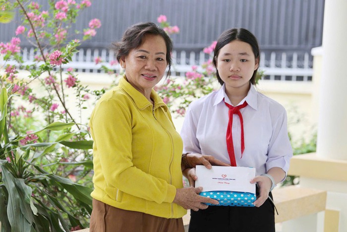 Khánh Hòa: Phụ nữ và trẻ mồ côi được tặng Báo Phụ nữ Việt Nam- Ảnh 2. Khánh Hòa: Phụ nữ và trẻ mồ côi được tặng Báo Phụ nữ Việt Nam- Ảnh 2.