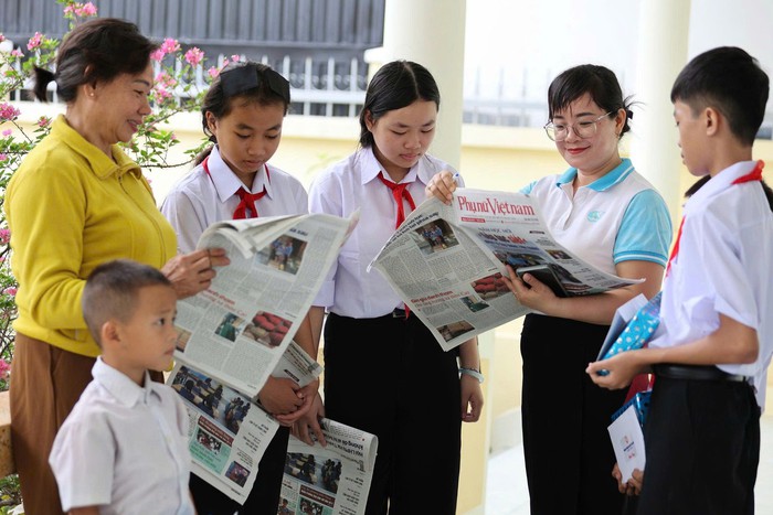 Khánh Hòa: Phụ nữ và trẻ mồ côi được tặng Báo Phụ nữ Việt Nam- Ảnh 4. Khánh Hòa: Phụ nữ và trẻ mồ côi được tặng Báo Phụ nữ Việt Nam- Ảnh 4.