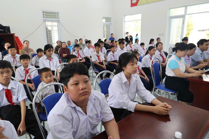 Khánh Hòa: Phụ nữ và trẻ mồ côi được tặng Báo Phụ nữ Việt Nam- Ảnh 5. Khánh Hòa: Phụ nữ và trẻ mồ côi được tặng Báo Phụ nữ Việt Nam- Ảnh 5.