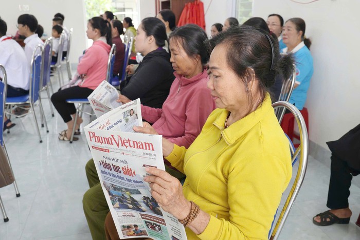 Khánh Hòa: Phụ nữ và trẻ mồ côi được tặng Báo Phụ nữ Việt Nam- Ảnh 3. Khánh Hòa: Phụ nữ và trẻ mồ côi được tặng Báo Phụ nữ Việt Nam- Ảnh 3.