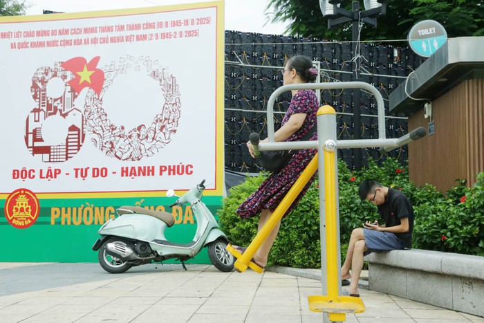 Người dân Thủ đô hứng khởi xem Tổng duyệt diễu binh, diễu hành qua màn hình LED cỡ lớn- Ảnh 11. Người dân Thủ đô hứng khởi xem Tổng duyệt diễu binh, diễu hành qua màn hình LED cỡ lớn- Ảnh 11.
