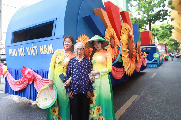 Tổng duyệt Lễ kỷ niệm A80: Khối Phụ nữ Việt Nam diễu hành trong tiếng hò reo cổ vũ của Nhân dân- Ảnh 12. Tổng duyệt Lễ kỷ niệm A80: Khối Phụ nữ Việt Nam diễu hành trong tiếng hò reo cổ vũ của Nhân dân- Ảnh 12.