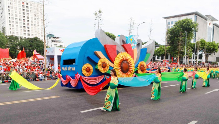 Tổng duyệt Lễ kỷ niệm A80: Khối Phụ nữ Việt Nam diễu hành trong tiếng hò reo cổ vũ của Nhân dân- Ảnh 4. Tổng duyệt Lễ kỷ niệm A80: Khối Phụ nữ Việt Nam diễu hành trong tiếng hò reo cổ vũ của Nhân dân- Ảnh 4.
