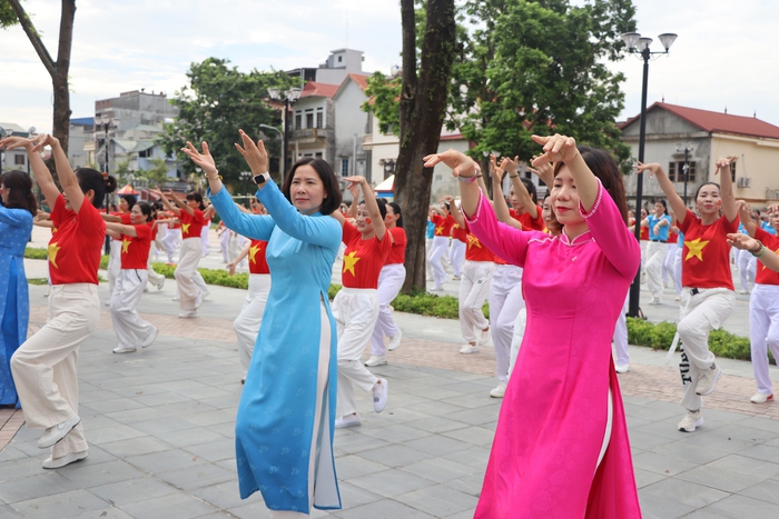 Hà Nội: 80.000 phụ nữ đồng diễn dân vũ chào mừng 80 năm Quốc Khánh- Ảnh 1. Hà Nội: 80.000 phụ nữ đồng diễn dân vũ chào mừng 80 năm Quốc Khánh- Ảnh 1.