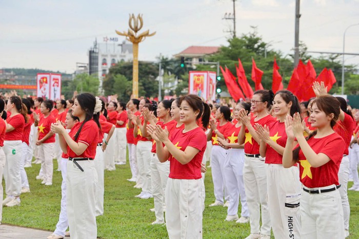 Phụ nữ cả nước rộn ràng hòa nhịp dân vũ chào mừng 80 năm Cách mạng Tháng Tám và Quốc khánh 2/9- Ảnh 3. Phụ nữ cả nước rộn ràng hòa nhịp dân vũ chào mừng 80 năm Cách mạng Tháng Tám và Quốc khánh 2/9- Ảnh 3.