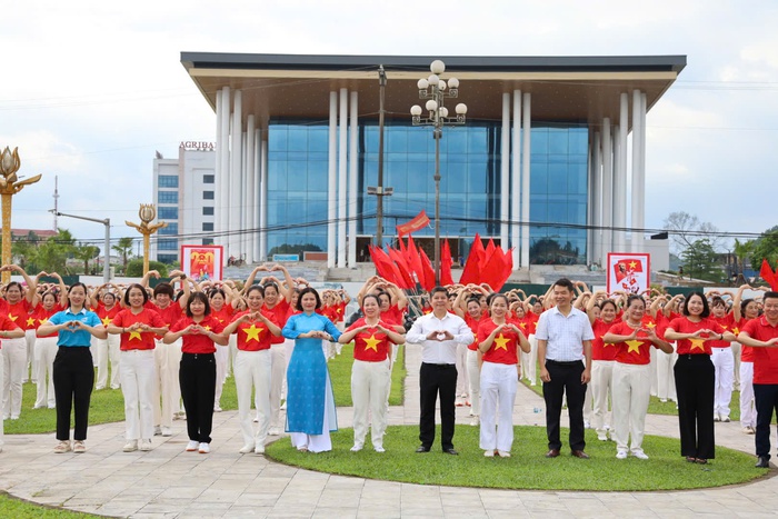 Phụ nữ cả nước rộn ràng hòa nhịp dân vũ chào mừng 80 năm Cách mạng Tháng Tám và Quốc khánh 2/9- Ảnh 2. Phụ nữ cả nước rộn ràng hòa nhịp dân vũ chào mừng 80 năm Cách mạng Tháng Tám và Quốc khánh 2/9- Ảnh 2.