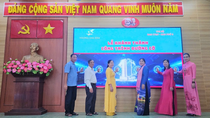 Sắc áo dài đỏ thắm, phụ nữ TPHCM phấn khởi mừng Tết Độc lập- Ảnh 2.