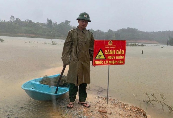 Bão số 6 trút mưa lớn, nhiều vùng ở Hà Tĩnh bị ngập lụt, chia cắt- Ảnh 2. Bão số 6 trút mưa lớn, nhiều vùng ở Hà Tĩnh bị ngập lụt, chia cắt- Ảnh 2.