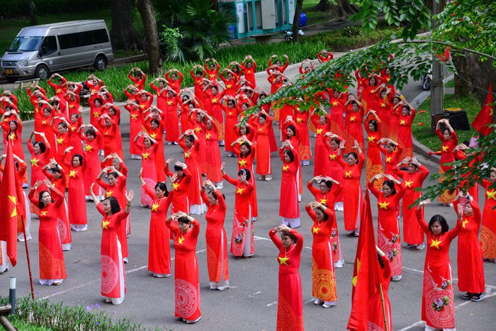 Hà Nội: 80.000 phụ nữ đồng diễn dân vũ chào mừng 80 năm Quốc Khánh- Ảnh 6. Hà Nội: 80.000 phụ nữ đồng diễn dân vũ chào mừng 80 năm Quốc Khánh- Ảnh 6.