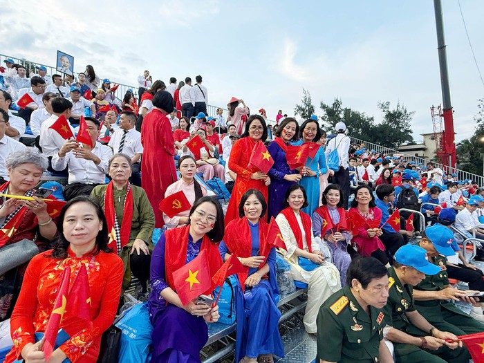 Tổng duyệt Lễ kỷ niệm A80: Khối Phụ nữ Việt Nam diễu hành trong tiếng hò reo cổ vũ của Nhân dân- Ảnh 2. Tổng duyệt Lễ kỷ niệm A80: Khối Phụ nữ Việt Nam diễu hành trong tiếng hò reo cổ vũ của Nhân dân- Ảnh 2.