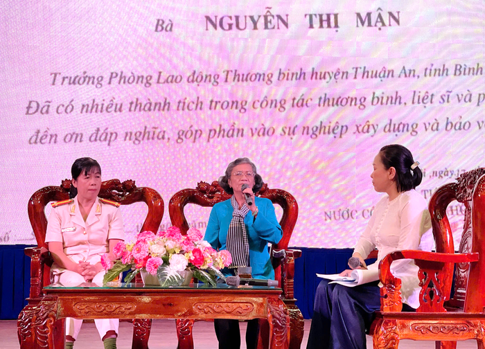Sắc áo dài đỏ thắm, phụ nữ TPHCM phấn khởi mừng Tết Độc lập- Ảnh 4.