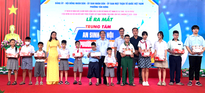 TPHCM: Ra mắt Trung tâm an sinh xã hội "lấy sức dân để chăm lo cho dân"- Ảnh 3. TPHCM: Ra mắt Trung tâm an sinh xã hội "lấy sức dân để chăm lo cho dân"- Ảnh 3.