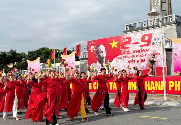 Phụ nữ cả nước rộn ràng hòa nhịp dân vũ chào mừng 80 năm Cách mạng Tháng Tám và Quốc khánh 2/9- Ảnh 5. Phụ nữ cả nước rộn ràng hòa nhịp dân vũ chào mừng 80 năm Cách mạng Tháng Tám và Quốc khánh 2/9- Ảnh 5.