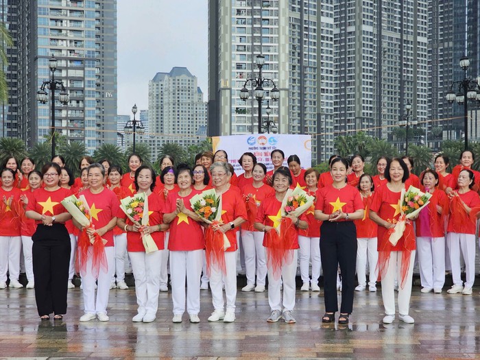 Phụ nữ cả nước rộn ràng hòa nhịp dân vũ chào mừng 80 năm Cách mạng Tháng Tám và Quốc khánh 2/9- Ảnh 6. Phụ nữ cả nước rộn ràng hòa nhịp dân vũ chào mừng 80 năm Cách mạng Tháng Tám và Quốc khánh 2/9- Ảnh 6.