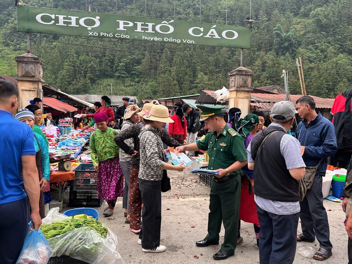 Kiên trì giúp người dân ở biên giới xóa bỏ hủ tục lạc hậu- Ảnh 1. Kiên trì giúp người dân ở biên giới xóa bỏ hủ tục lạc hậu- Ảnh 1.