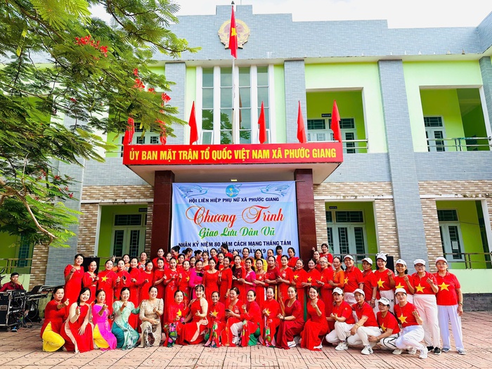 Phụ nữ Quảng Ngãi đồng diễn dân vũ mừng Quốc khánh 2/9- Ảnh 3. Phụ nữ Quảng Ngãi đồng diễn dân vũ mừng Quốc khánh 2/9- Ảnh 3.