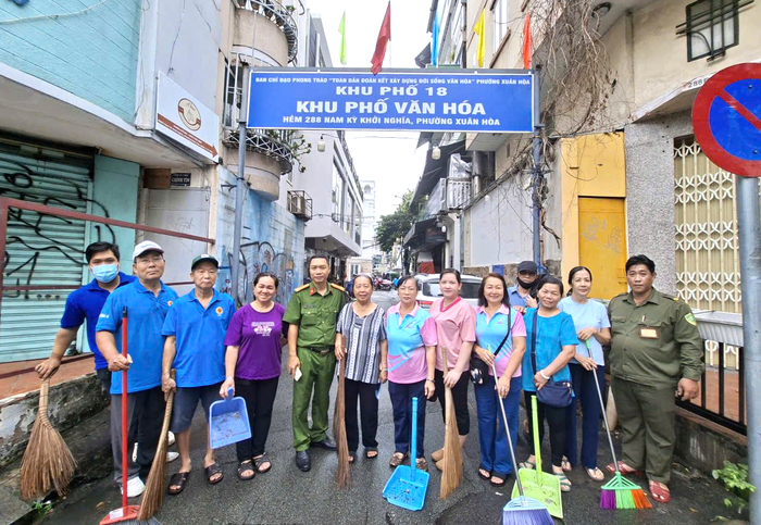Sắc áo dài đỏ thắm, phụ nữ TPHCM phấn khởi mừng Tết Độc lập- Ảnh 6.